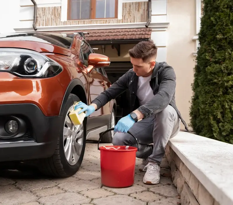 Lavage auto à domicile Plounéour-Ménez : professionnel intervenant sur un véhicule